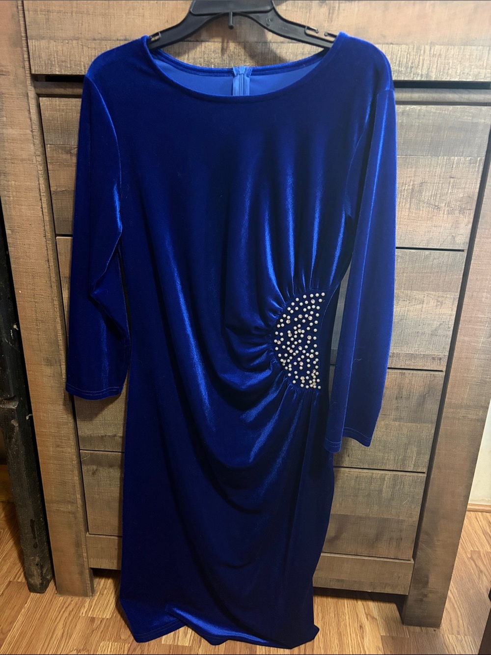 Elegant Royal Blue Velvet Long-Sleeve Dress with Side Crystal Detail